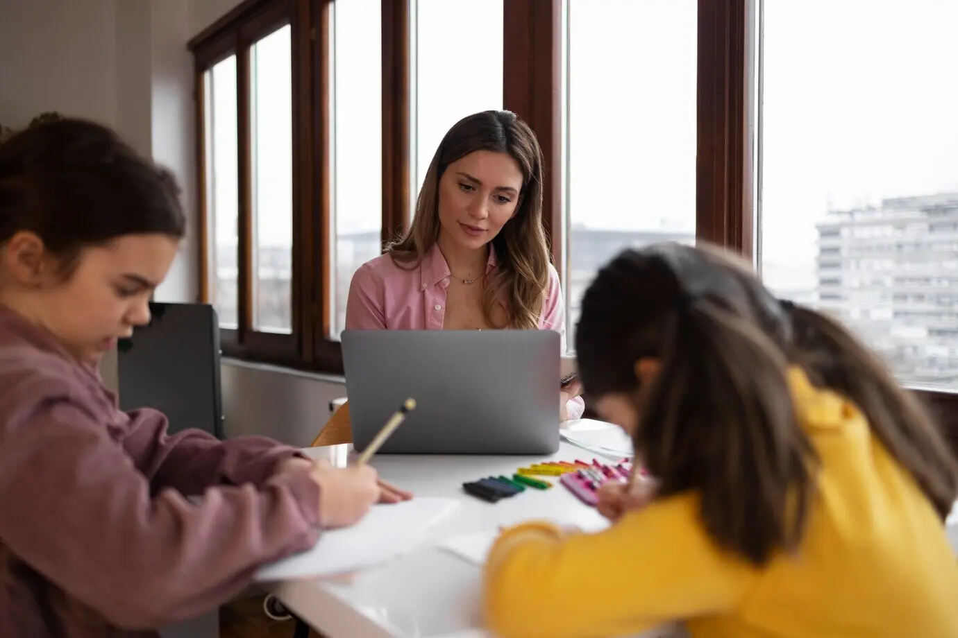 Halbnahe Aufnahme einer Mutter, die von zu Hause aus arbeitet.