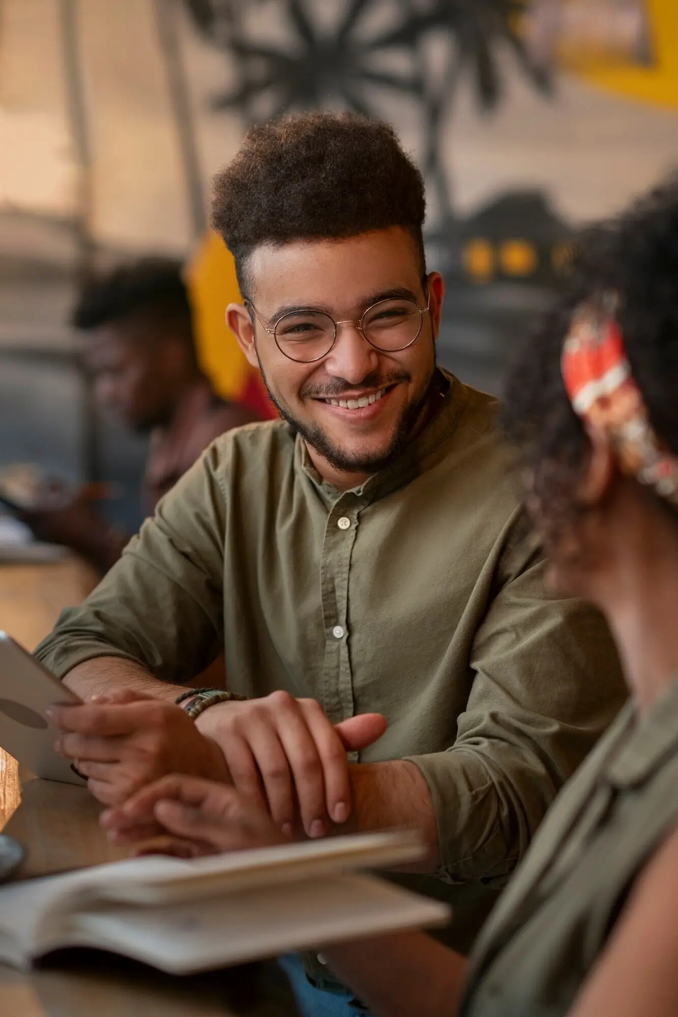 Seitenansicht von lateinamerikanischen Freunden beim Abhängen.